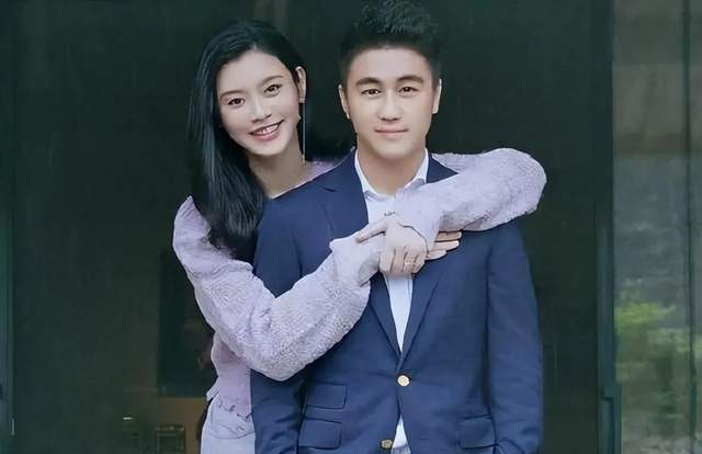 奚梦瑶夫妻俩带儿子参加活动何广燊身高到父母腰部五官似爸爸